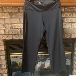 Black Women's Yoga style boot leg pants. Size xl “all in motion” euc!